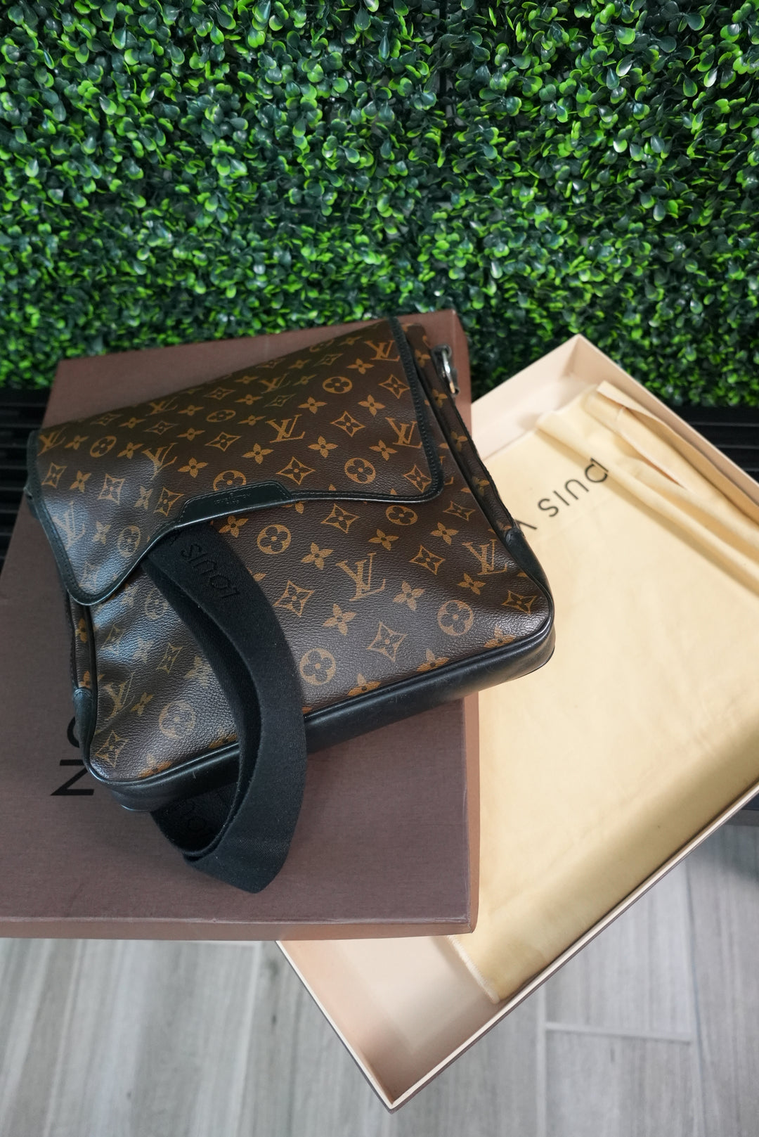 Louis Vuitton Macassar bus shoulder bag