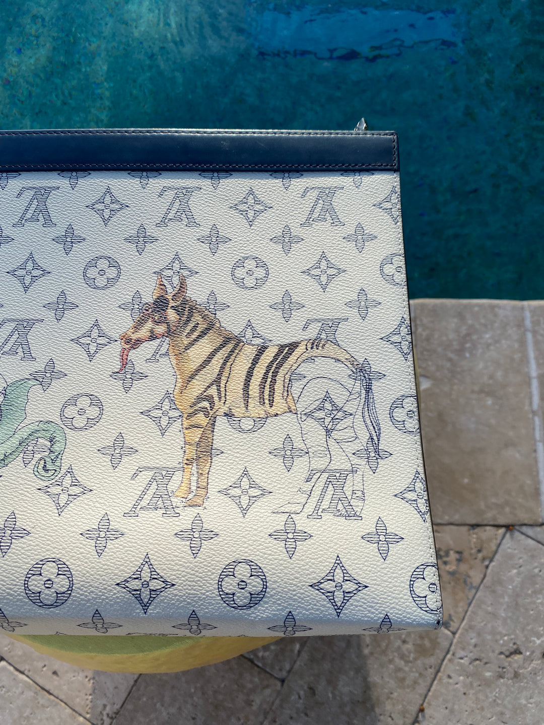 Louis Vuitton Savane Monogram Chapman Pochette Voyage GM (0806)