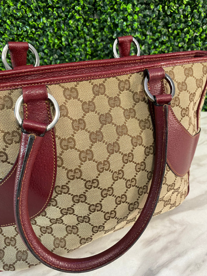 Gucci GG Canvas Shoulder Bag (560)