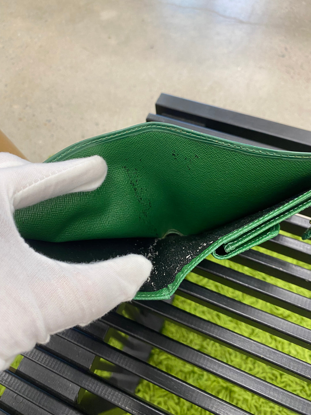 Louis Vuitton Green Epi Compact Wallet (8237)