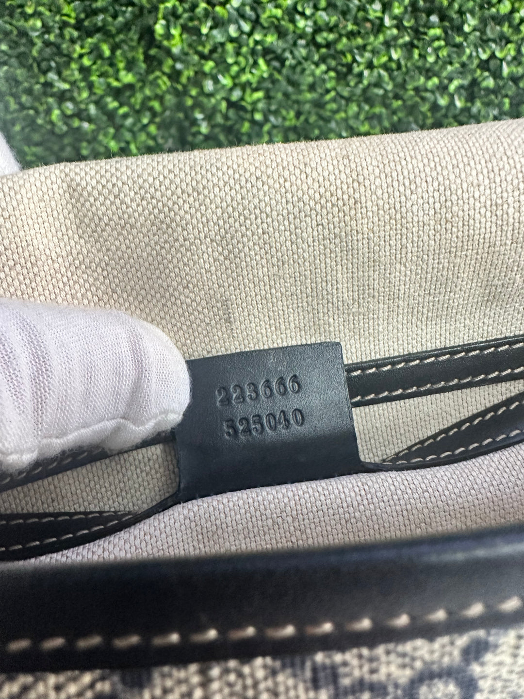 Gucci GG Supreme Crossbody Bag (725)