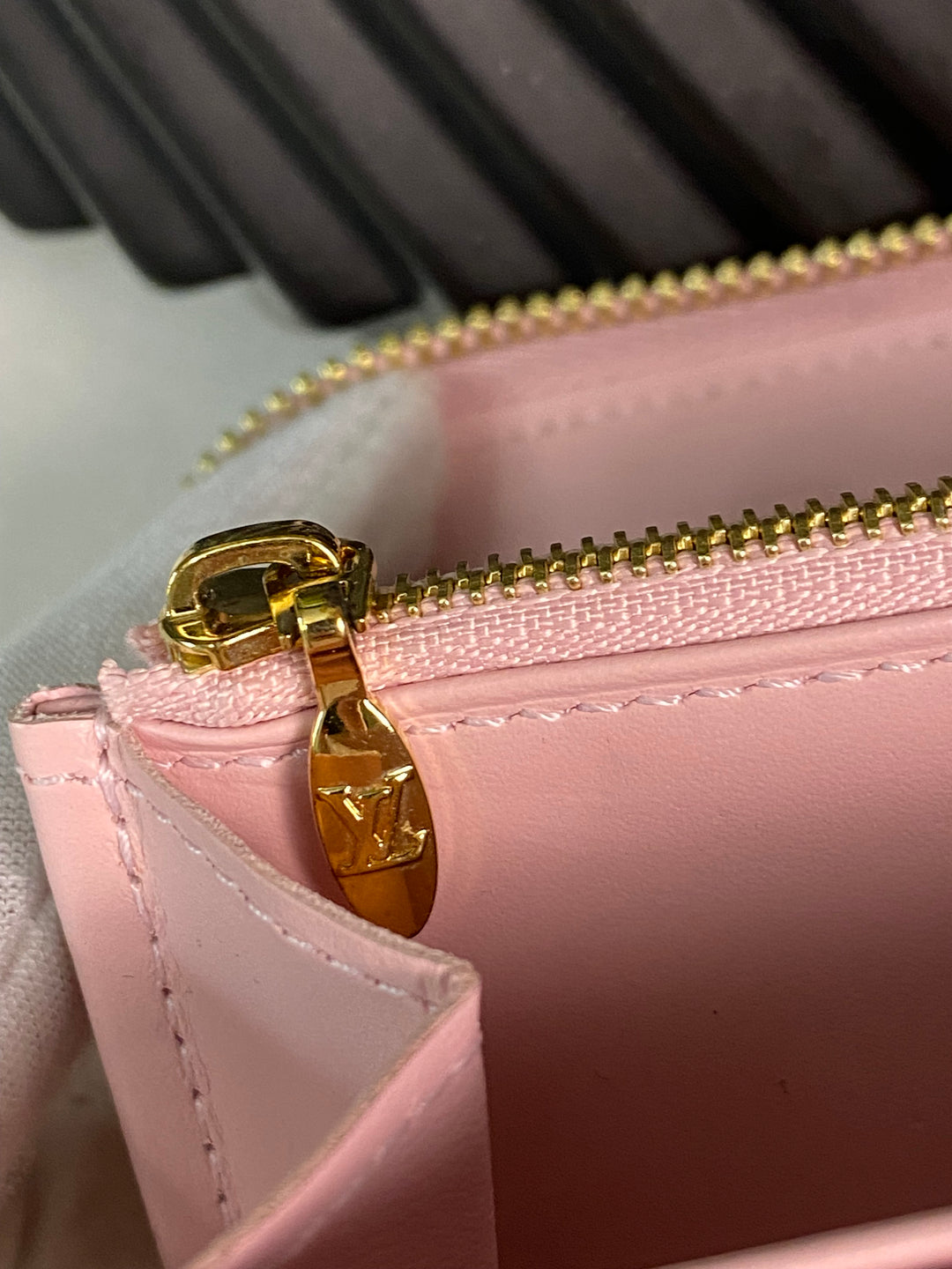 Louis Vuitton Pink Vernis Zippy Wallet (7239)