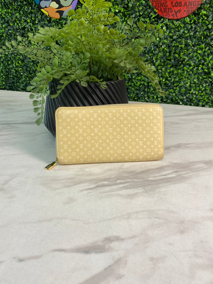 Louis Vuitton Calfskin Nanogram Embossed Zippy Wallet (0504)