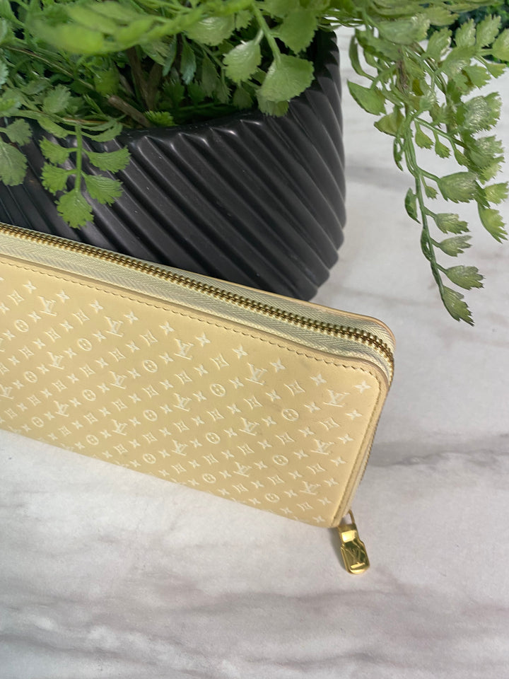Louis Vuitton Calfskin Nanogram Embossed Zippy Wallet (0504)