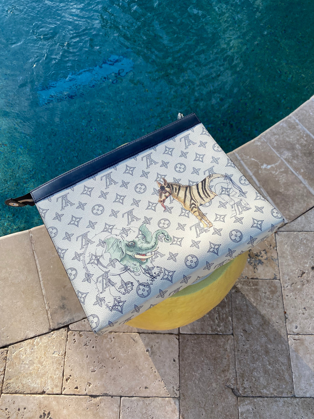 Louis Vuitton Savane Monogram Chapman Pochette Voyage GM (0806)