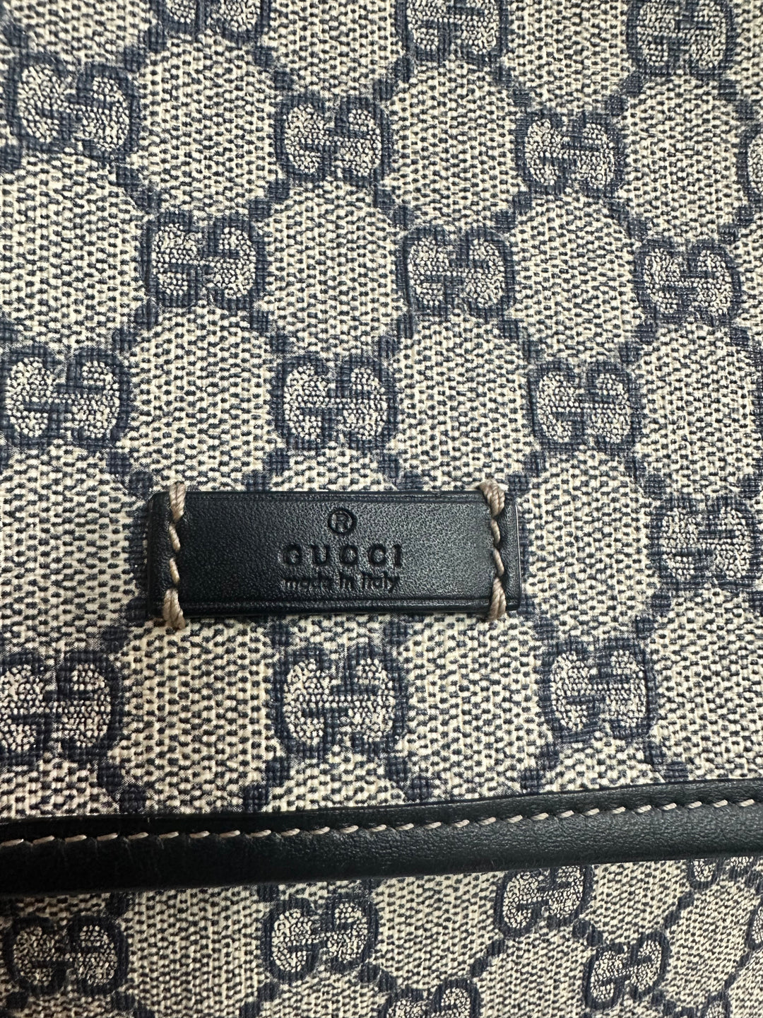 Gucci GG Supreme Crossbody Bag (725)