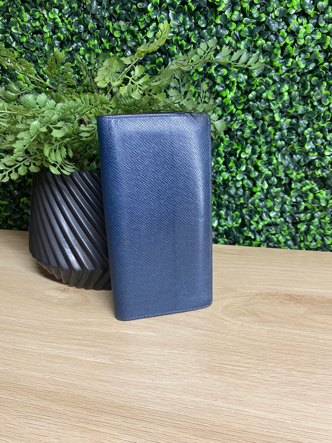 Louis Vuitton Navy Taiga Leather Brazza Wallet (2426)
