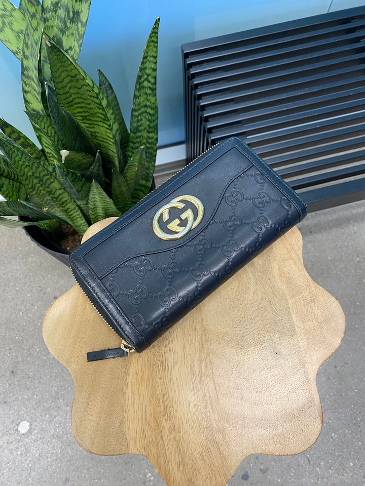 Gucci Black Leather Interlocking GG Zippy Wallet (1784)