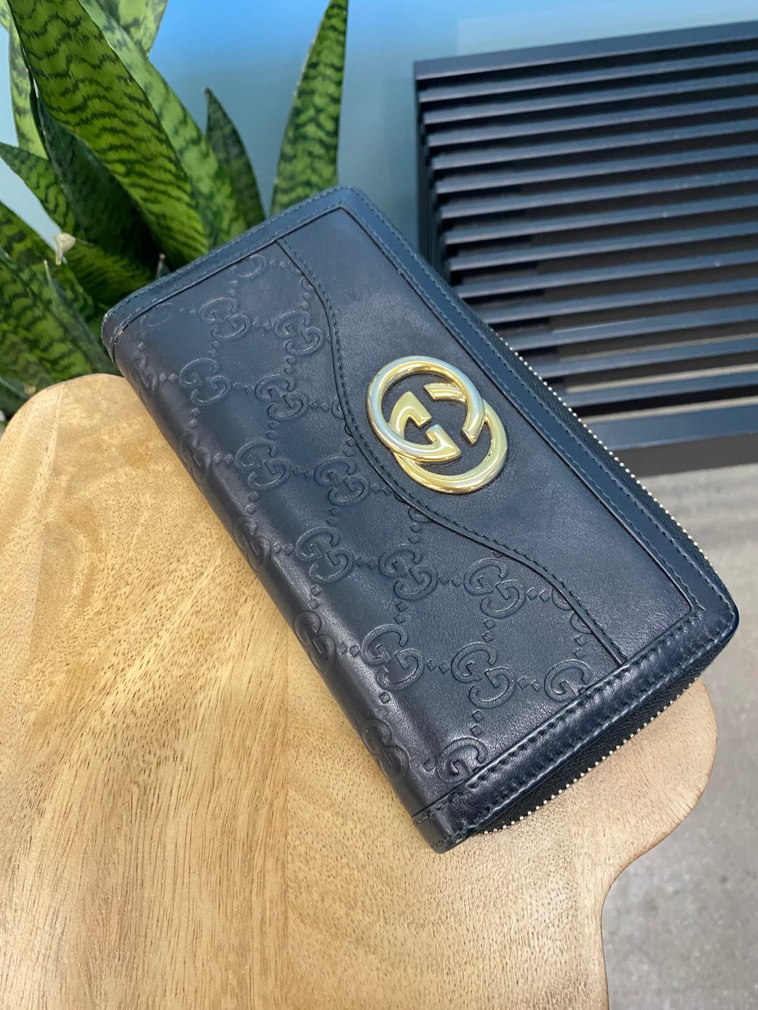 Gucci Black Leather Interlocking GG Zippy Wallet (1784)