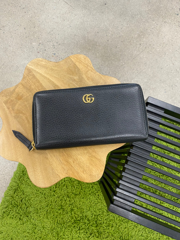 Gucci Black Pebbled Leather Marmont Zippy Wallet (3727)