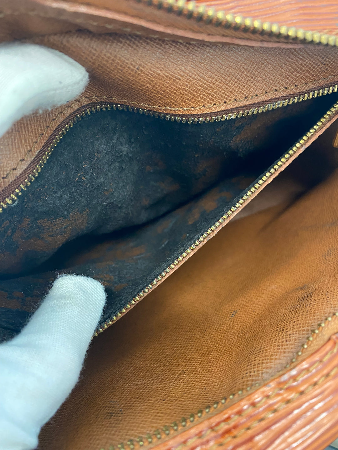 Louis Vuitton Cognac Epi Jeune Fille Crossbody Bag (0901)
