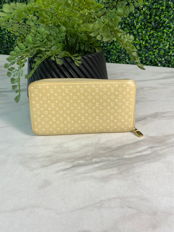 Louis Vuitton Calfskin Nanogram Embossed Zippy Wallet (0504)