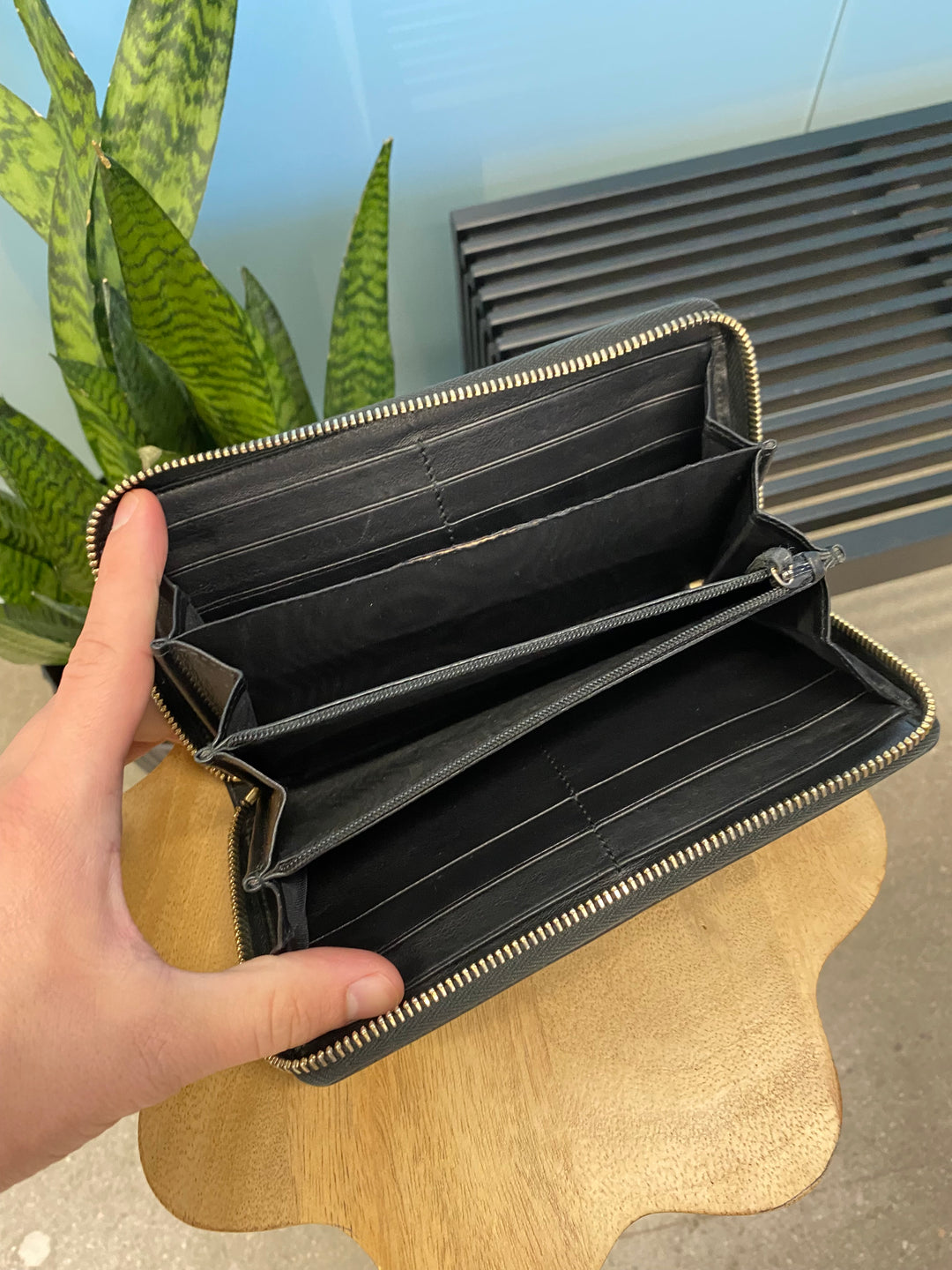 Gucci Black Leather Interlocking GG Zippy Wallet (1784)